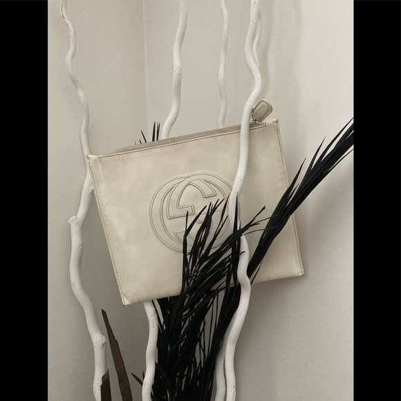 💕👛GUCCI GG EMBOSSED ZIP UP CLUTCH👛💕 - Picture 2 of 16